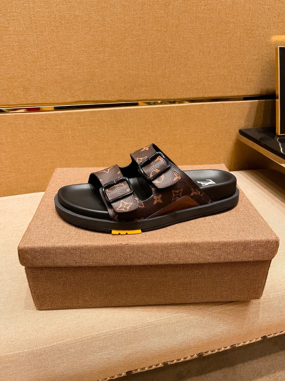 Men's shoes 💰 380 💰 New model on the market 🔥 [LV 🔥 Slippers] High-end 1:1 mold customization of first-layer cowhide, original upgraded version of the outsole, lighter and non-slip. The market's top quality, fashionable and trendy, versatile and popular, simple yet tasteful, a must-have for fashionistas, exuding a fashionable and casual atmosphere, fashion is at your feet, full of confidence, the same style at the counter 👍The season of spring and summer slippers is here, they are super beautiful to wear, 38-44, multiple colors available🔥